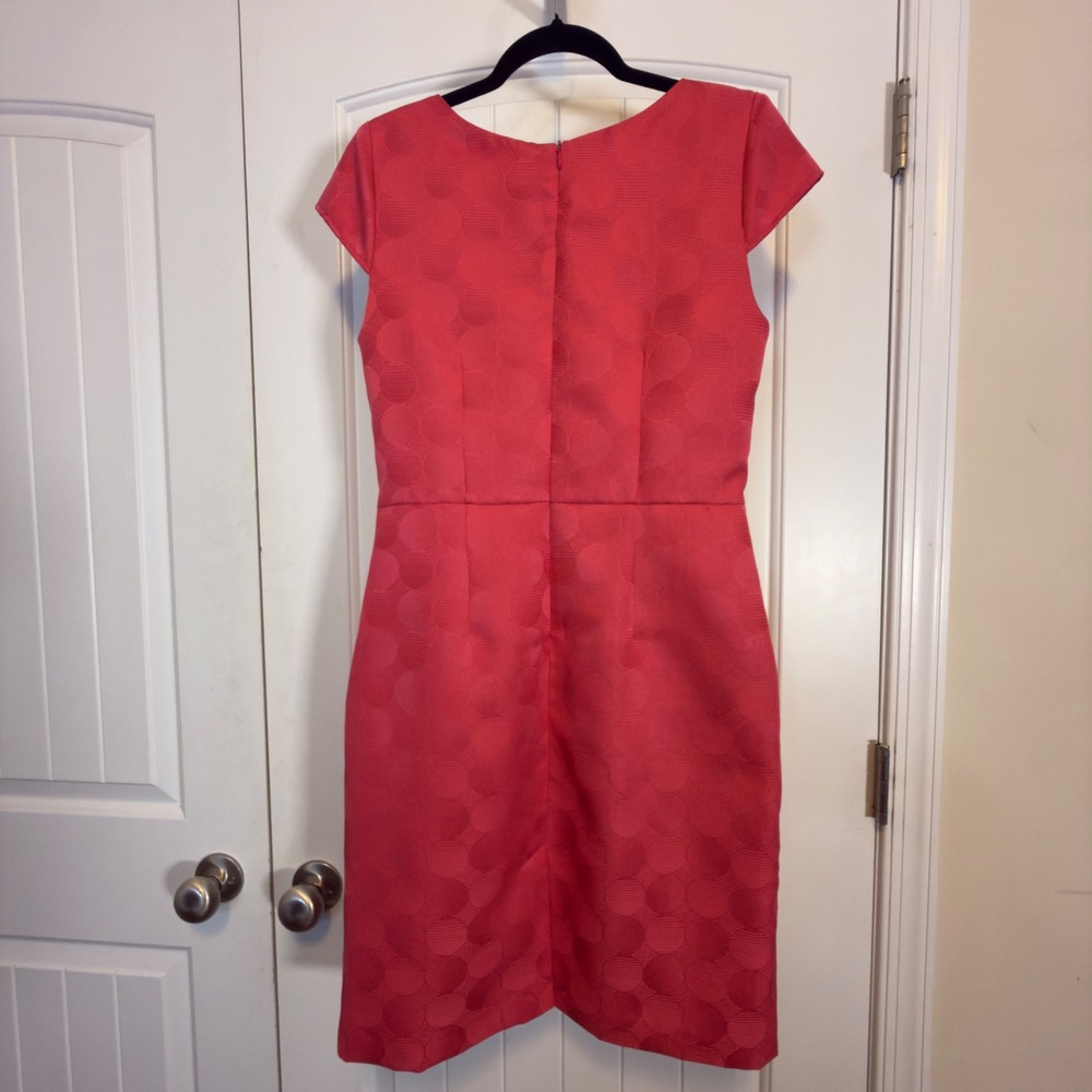 Shelby & Palmer Coral Pink Jacquard Sheath Dress Cap Sleeve Pleated Neck Size 8 - Picture 3 of 10